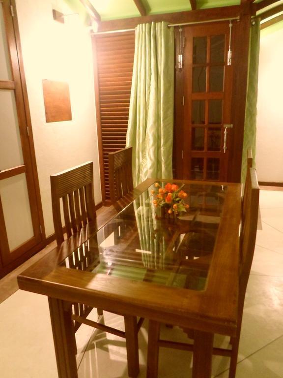 Nilas Guesthouse Hikkaduwa Quarto foto