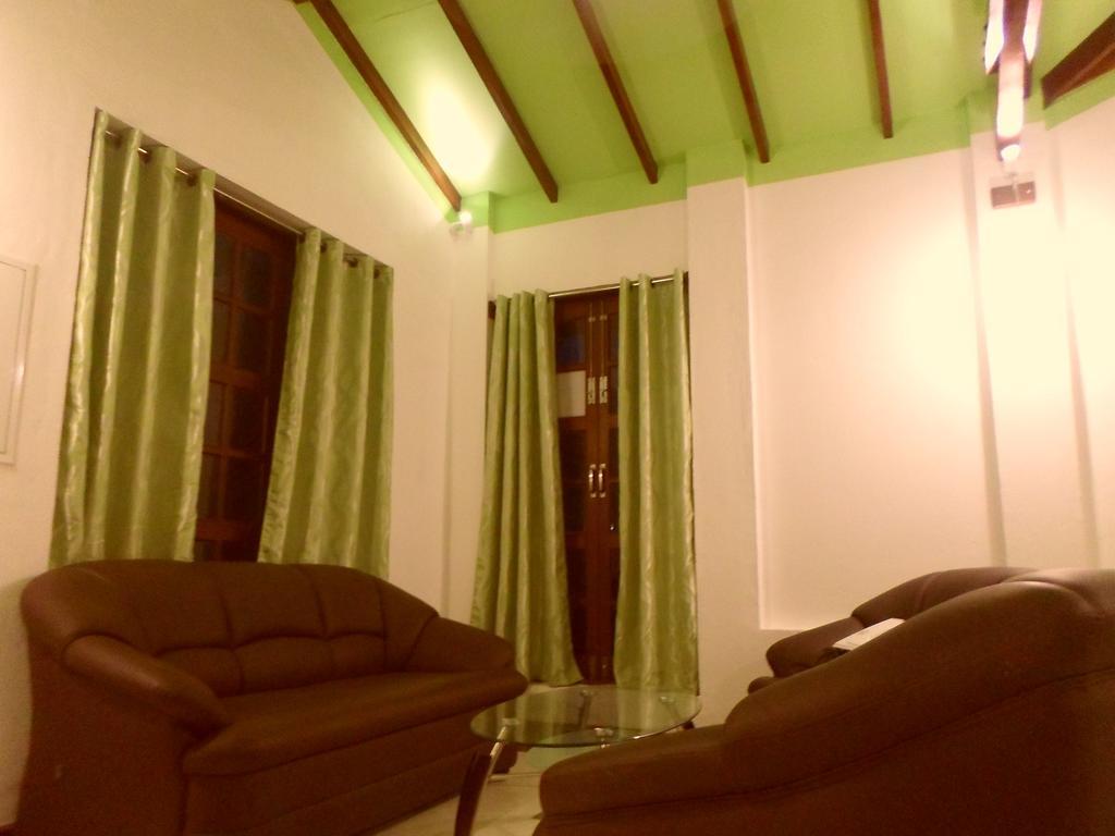 Nilas Guesthouse Hikkaduwa Quarto foto