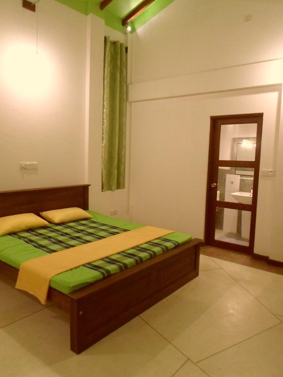 Nilas Guesthouse Hikkaduwa Quarto foto
